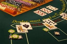 Dealer live casino sedang membagikan kartu dengan aksen cahaya lampu kasino profesional